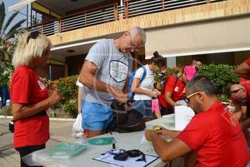 Alberto Rdríguez e Isabel Navarro triunfan en la XVII Travesía a Nado de Salinetas (Foto TA)